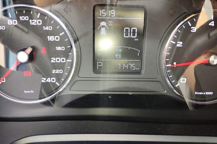 Used Roewe RX5 2018 20T Two-Wheel Drive Automatic Flagship Edition Odometer Close Up