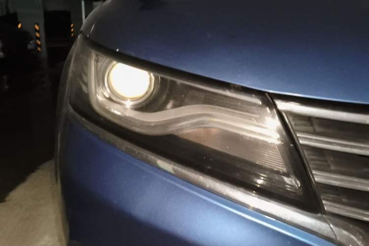 Used Roewe RX5 2018 20T Two-Wheel Drive Automatic Internet Smart Edition Right Front Headlight