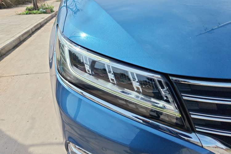 Used Roewe RX5 2018 20T Two-Wheel Drive Manual Internet Elite Edition Right Front Headlight