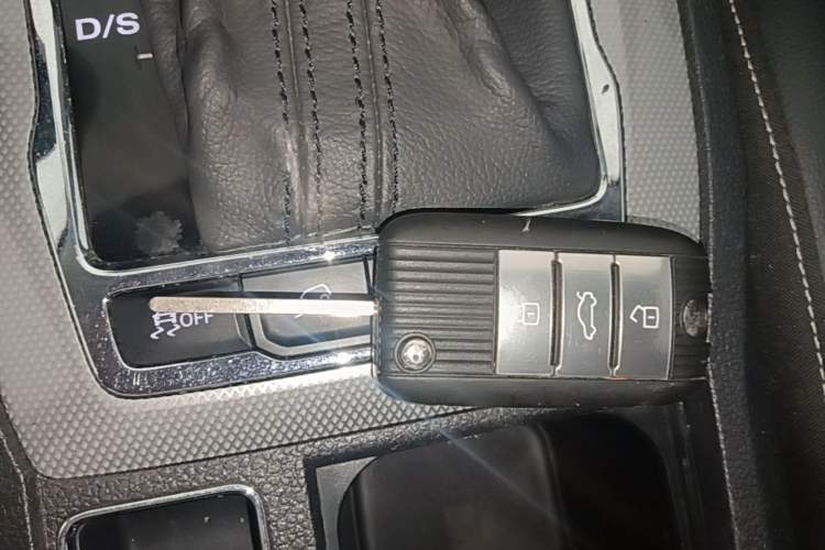 Used Roewe RX5 2018 20T Two-Wheel Drive Automatic Internet Smart Luxury Edition Vehicle Key