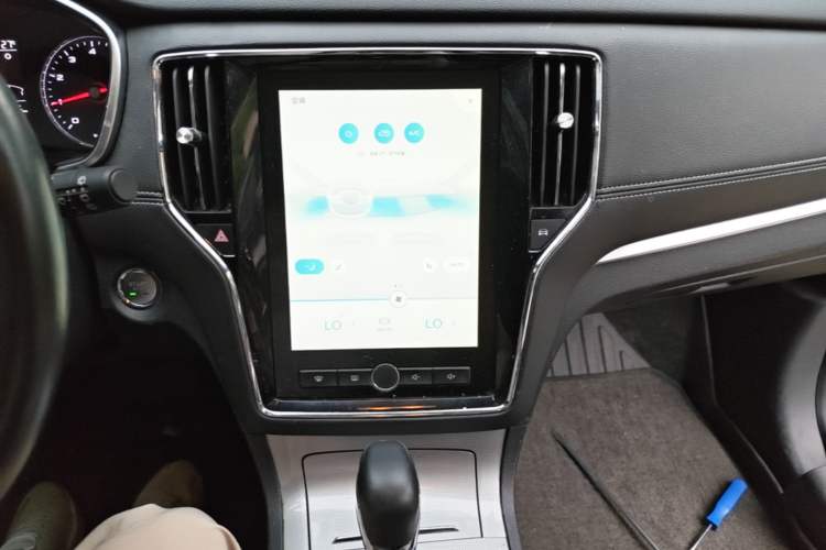 Used Roewe RX5 2018 20T Two-Wheel Drive Automatic Internet Smart Edition Audio And AC Panel