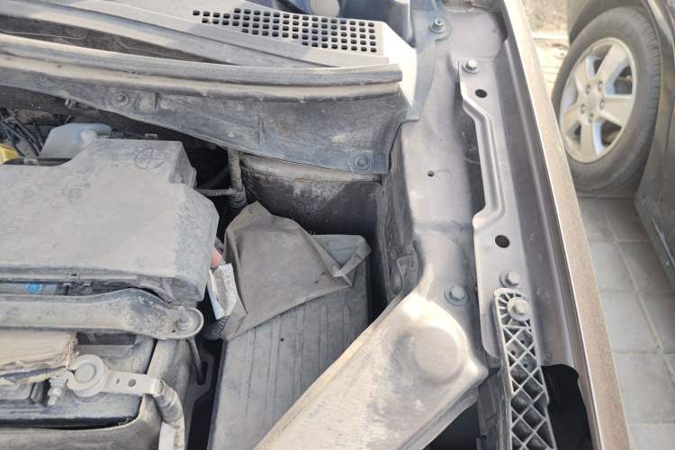 Used Roewe RX5 2018 20T Two-Wheel Drive Manual Flagship Edition Engine Bay Left