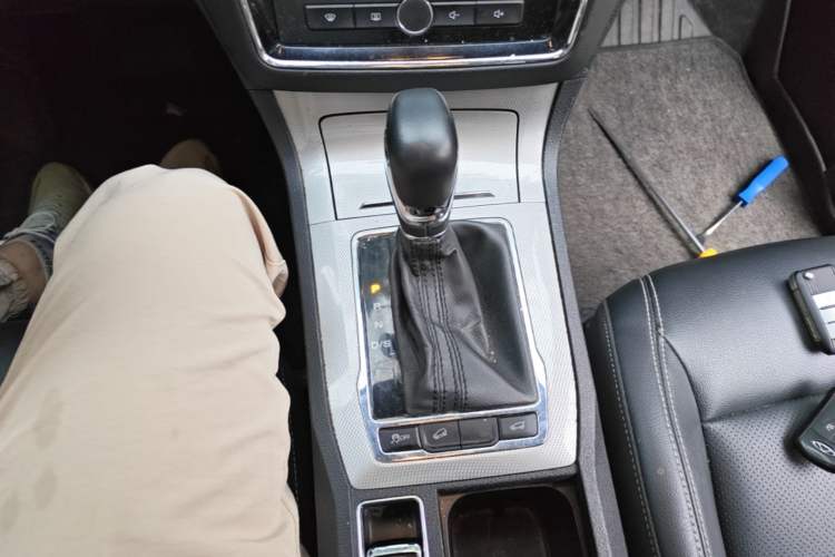 Used Roewe RX5 2018 20T Two-Wheel Drive Automatic Internet Smart Edition Gear Lever