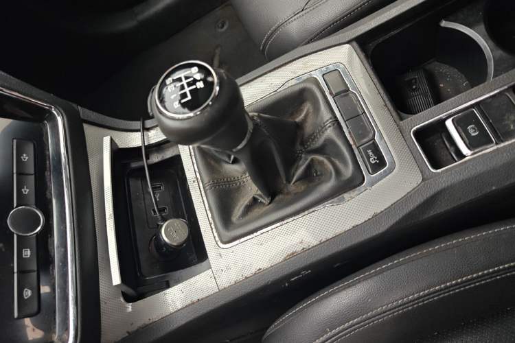 Used Roewe RX5 2018 20T Two-Wheel Drive Manual Internet Elite Edition Gear Lever