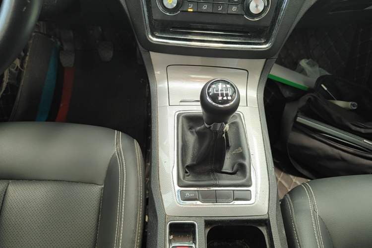 Used Roewe RX5 2018 20T Two-Wheel Drive Manual Flagship Edition Gear Lever