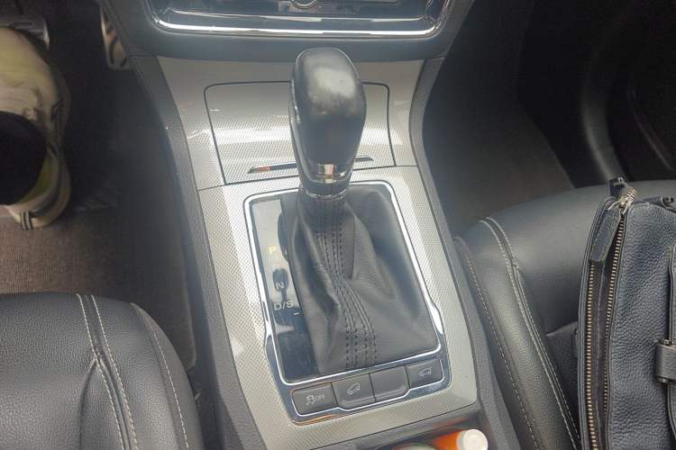 Used Roewe RX5 2018 20T Two-Wheel Drive Automatic Internet Smart Edition Gear Lever
