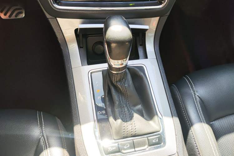 Used Roewe RX5 2018 20T Two-Wheel Drive Automatic Internet Smart Luxury Edition Gear Lever