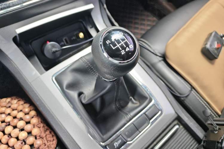 Used Roewe RX5 2018 20T Two-Wheel Drive Manual Internet Smart Edition Gear Lever