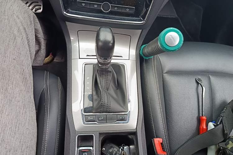 Used Roewe RX5 2018 20T Two-Wheel Drive Automatic Internet Smart Luxury Edition Gear Lever
