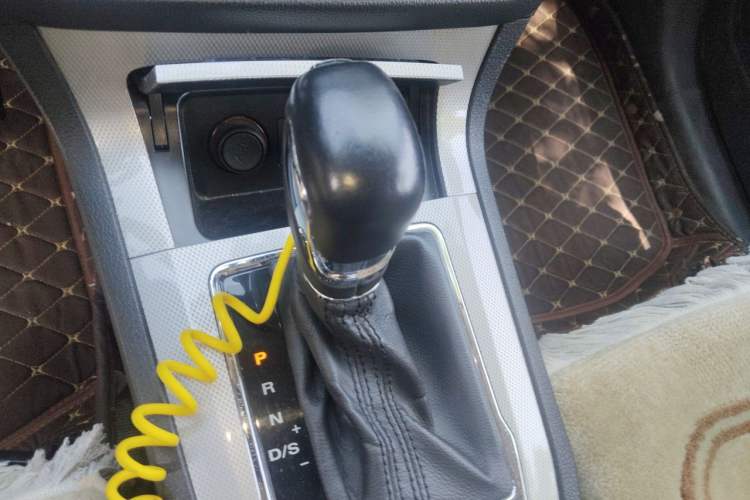 Used Roewe RX5 2018 20T Two-Wheel Drive Automatic Internet Smart Edition Gear Lever
