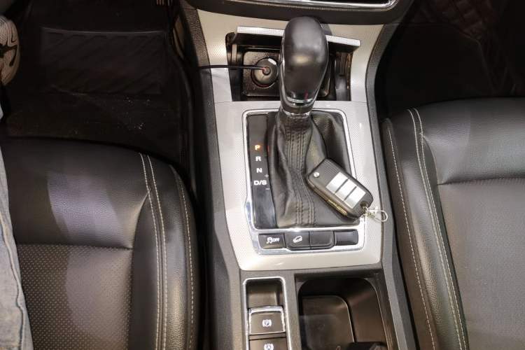 Used Roewe RX5 2018 20T Two-Wheel Drive Automatic Flagship Edition Gear Lever
