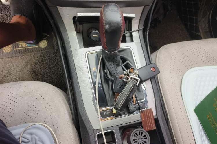 Used Roewe RX5 2018 20T Two-Wheel Drive Automatic Internet Smart Luxury Edition Gear Lever