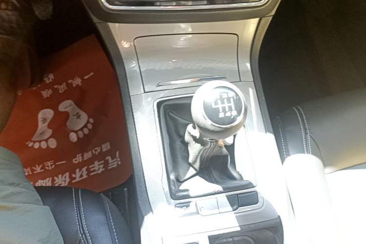 Used Roewe RX5 2018 20T Two-Wheel Drive Manual Flagship Edition Gear Lever