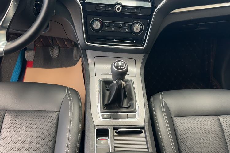 Used Roewe RX5 2018 20T Two-Wheel Drive Manual Flagship Edition Interior 3