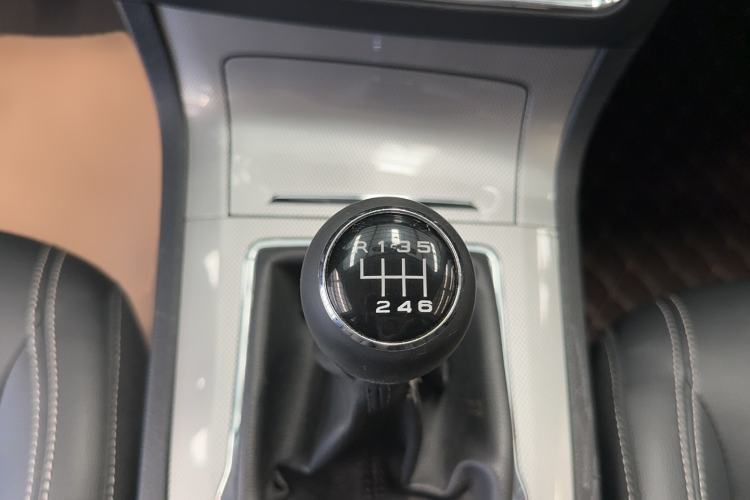 Used Roewe RX5 2018 20T Two-Wheel Drive Manual Flagship Edition Interior 4