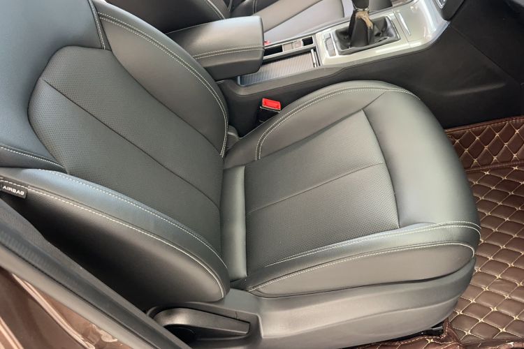Used Roewe RX5 2018 20T Two-Wheel Drive Manual Flagship Edition Interior 9