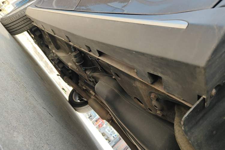 Used Roewe RX5 2018 20T Two-Wheel Drive Manual Flagship Edition Left Side Sill
