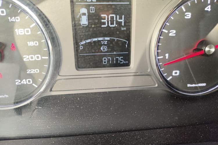 Used Roewe RX5 2018 20T Two-Wheel Drive Manual Flagship Edition Odometer Close Up