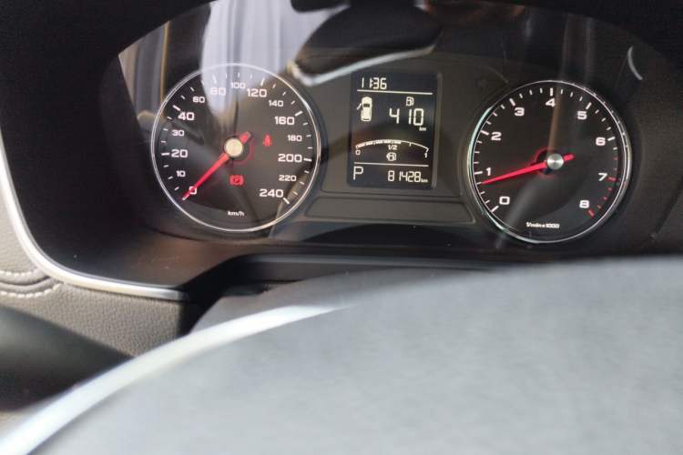 Used Roewe RX5 2018 20T Two-Wheel Drive Automatic Flagship Edition Odometer Close Up