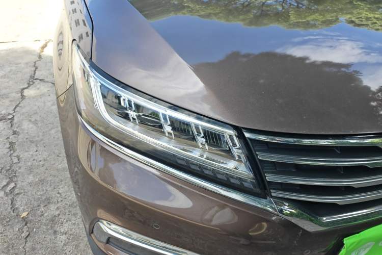 Used Roewe RX5 2018 20T Two-Wheel Drive Manual Internet Smart Edition Right Front Headlight