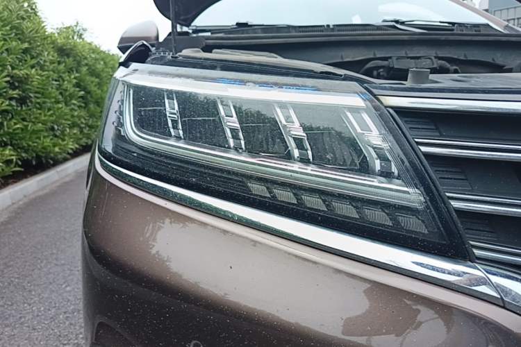 Used Roewe RX5 2018 20T Two-Wheel Drive Automatic Internet Smart Luxury Edition Right Front Headlight