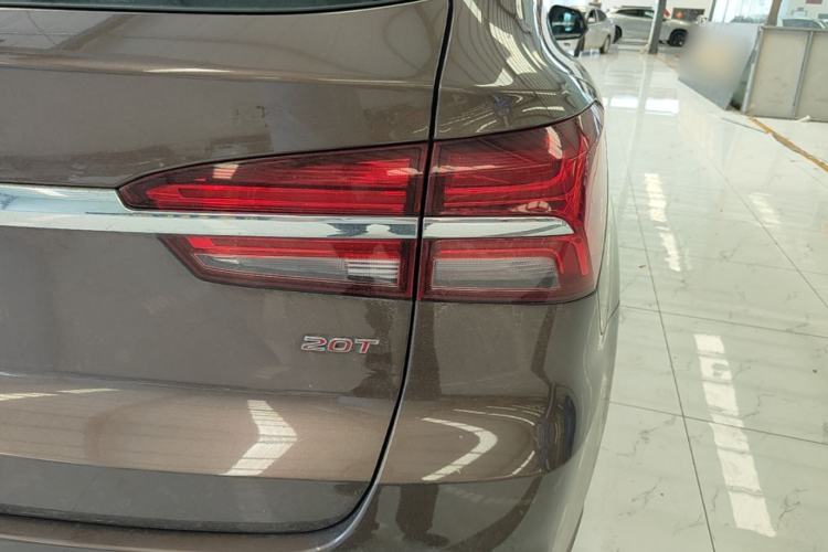 Used Roewe RX5 2018 20T Two-Wheel Drive Manual Flagship Edition Right Rear Taillight