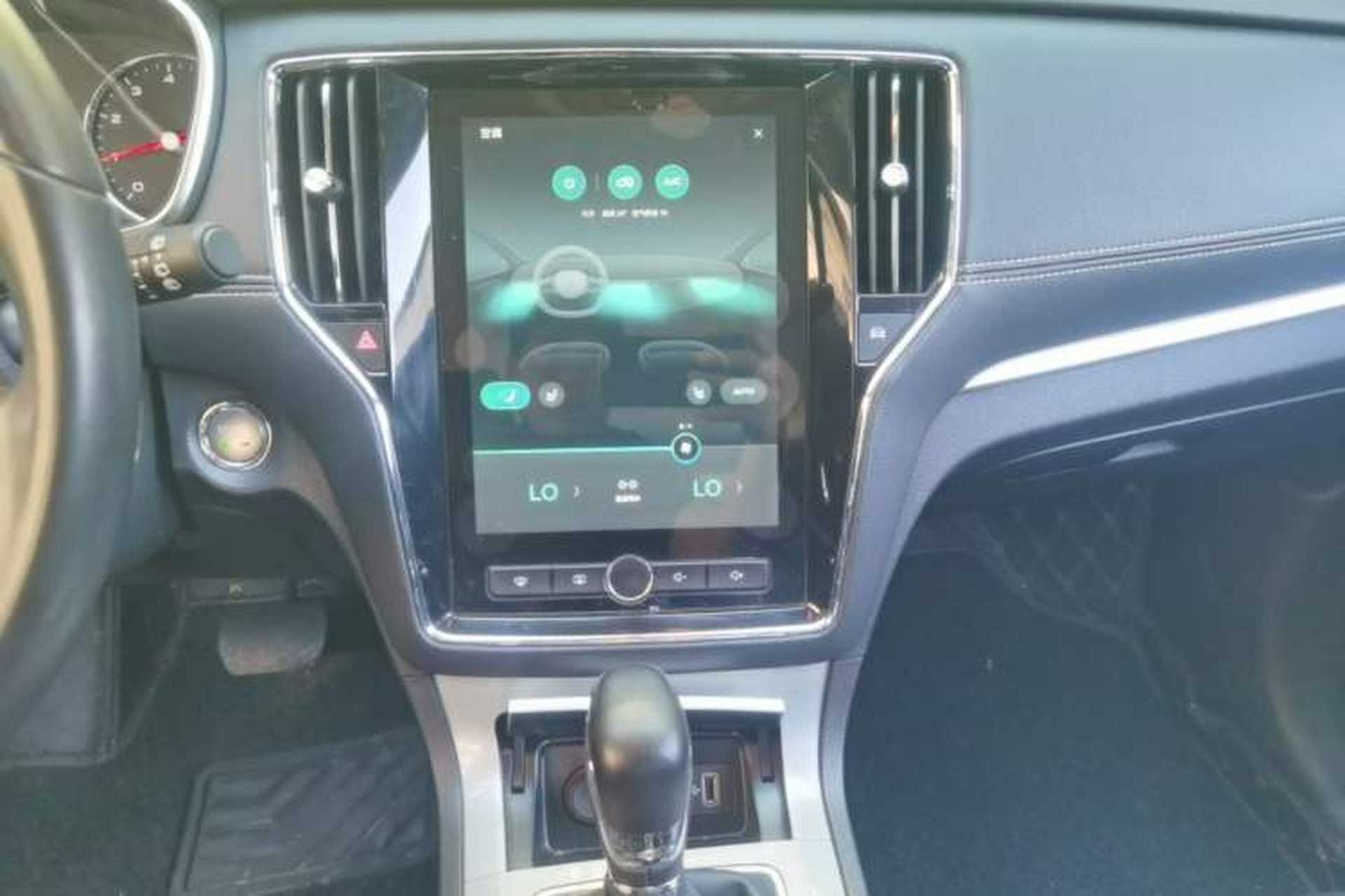Used Roewe RX5 2018 20T Two-Wheel Drive Automatic Internet Smart Edition Audio And AC Panel