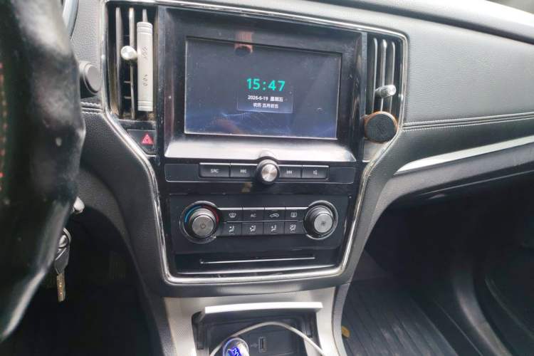 Used Roewe RX5 2018 20T Two-Wheel Drive Manual Flagship Edition Audio And AC Panel