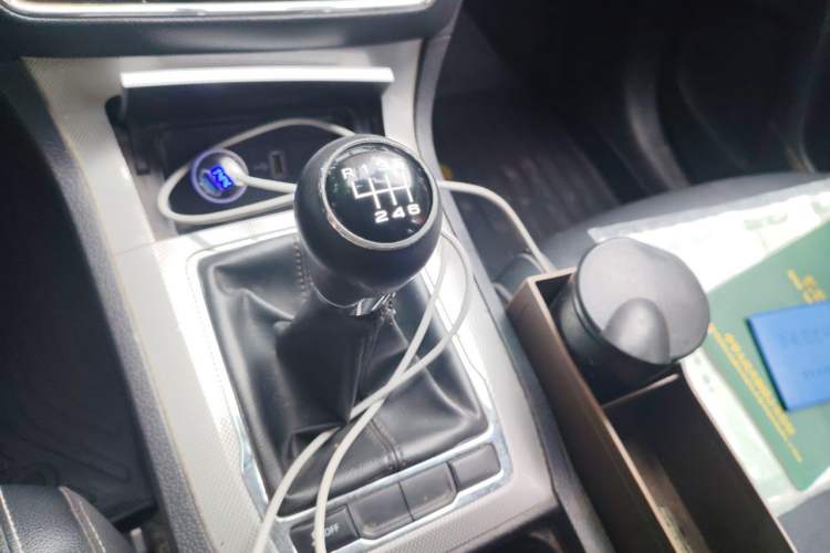 Used Roewe RX5 2018 20T Two-Wheel Drive Manual Flagship Edition Gear Lever