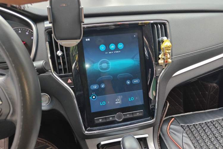 Used Roewe RX5 2018 20T Two-Wheel Drive Automatic Internet Smart Edition Audio And AC Panel