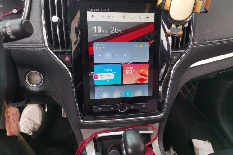 Used Roewe RX5 2018 20T Two-Wheel Drive Automatic Internet Smart Edition Audio And AC Panel