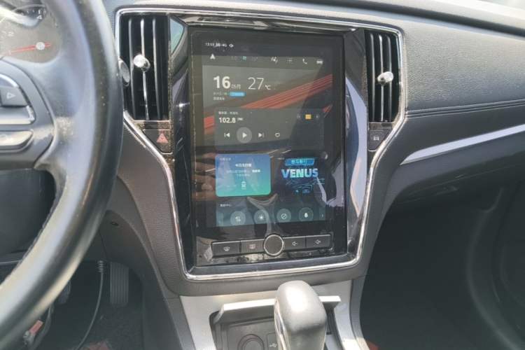 Used Roewe RX5 2018 20T Two-Wheel Drive Automatic Internet Smart Edition Audio And AC Panel