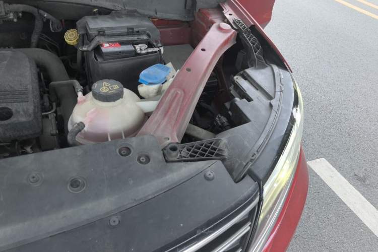 Used Roewe RX5 2018 20T Two-Wheel Drive Manual Flagship Edition Engine Bay Left