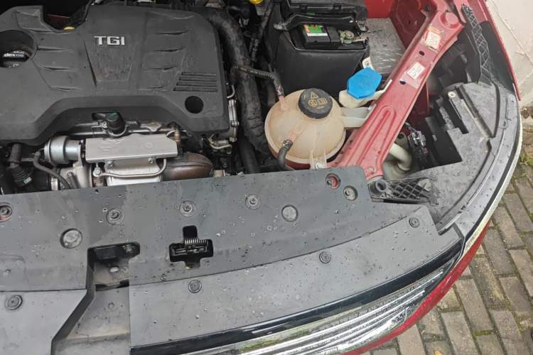 Used Roewe RX5 2018 20T Two-Wheel Drive Automatic Flagship Edition Engine Bay Left