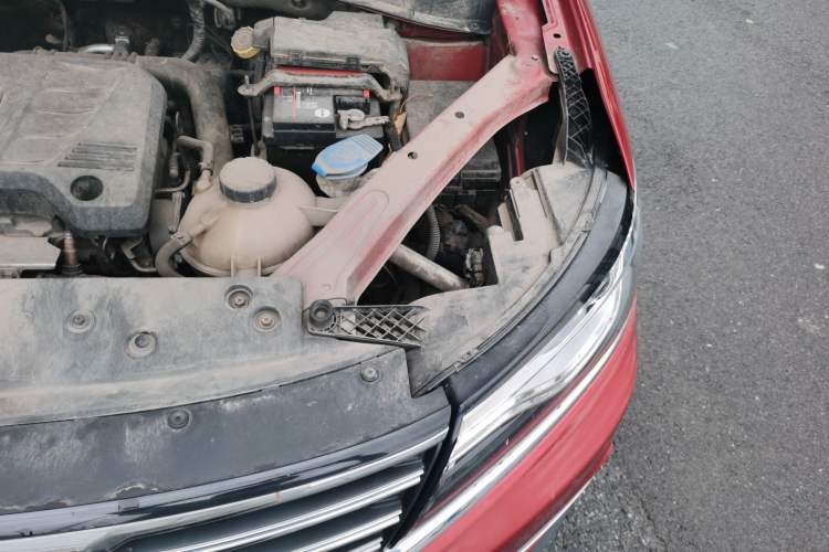 Used Roewe RX5 2018 20T Two-Wheel Drive Manual Internet Smart Edition Engine Bay Left