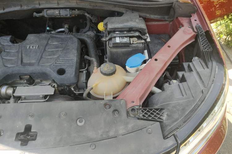 Used Roewe RX5 2018 20T Two-Wheel Drive Manual Internet Smart Edition Engine Bay Left