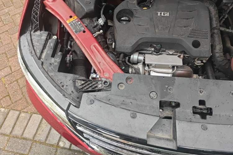 Used Roewe RX5 2018 20T Two-Wheel Drive Automatic Flagship Edition Engine Bay Right