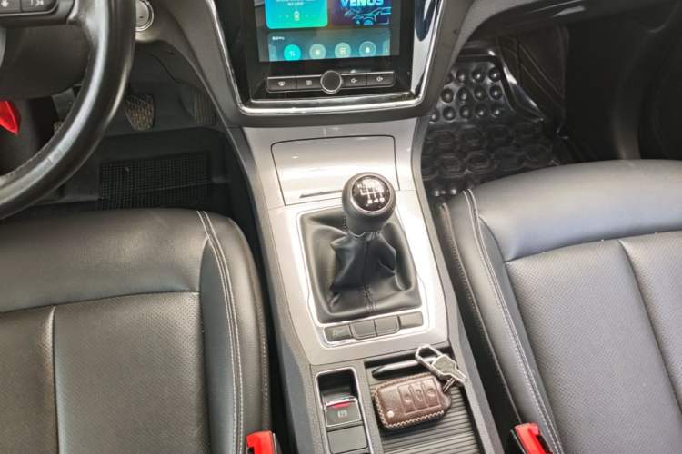 Used Roewe RX5 2018 20T Two-Wheel Drive Manual Internet Smart Edition Gear Lever