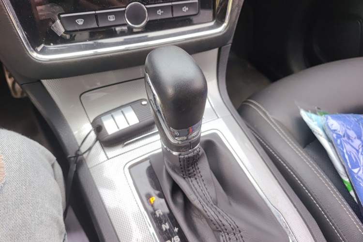 Used Roewe RX5 2018 20T Two-Wheel Drive Automatic Internet Smart Luxury Edition Gear Lever