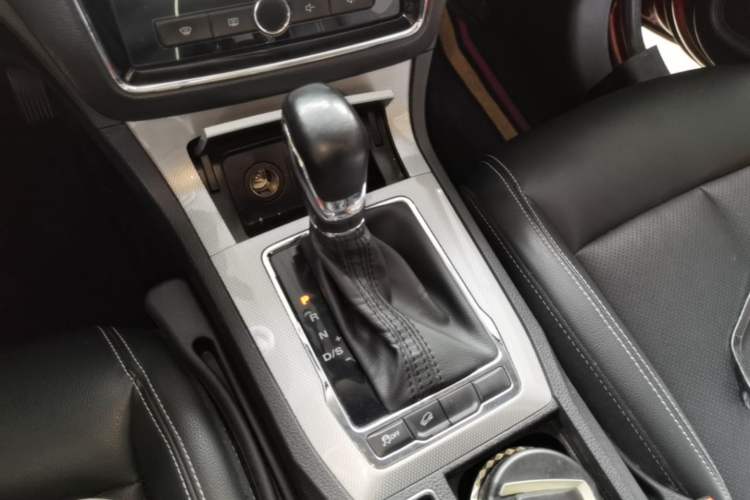 Used Roewe RX5 2018 20T Two-Wheel Drive Automatic Internet Smart Edition Gear Lever