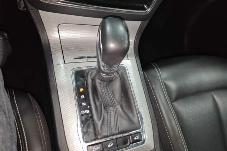 Used Roewe RX5 2018 30T Two-Wheel Drive Automatic Internet Smart Edition Gear Lever