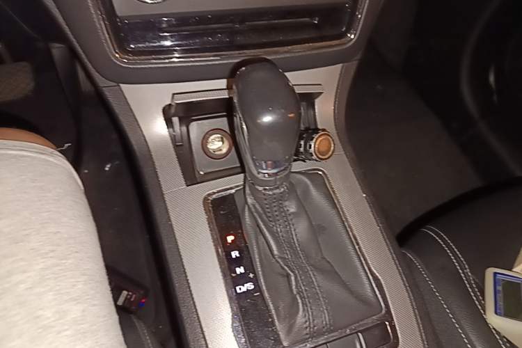 Used Roewe RX5 2018 20T Two-Wheel Drive Automatic Flagship Edition Gear Lever