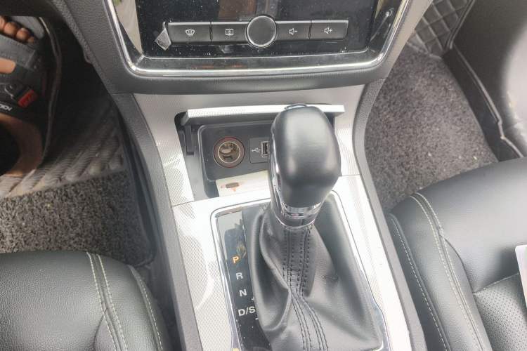 Used Roewe RX5 2018 30T Two-Wheel Drive Automatic Internet Platinum Edition Gear Lever