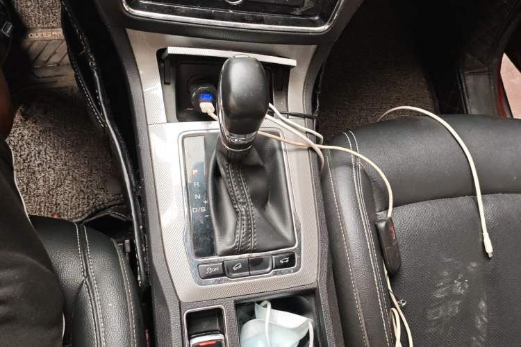 Used Roewe RX5 2018 30T Two-Wheel Drive Automatic Internet Platinum Edition Gear Lever