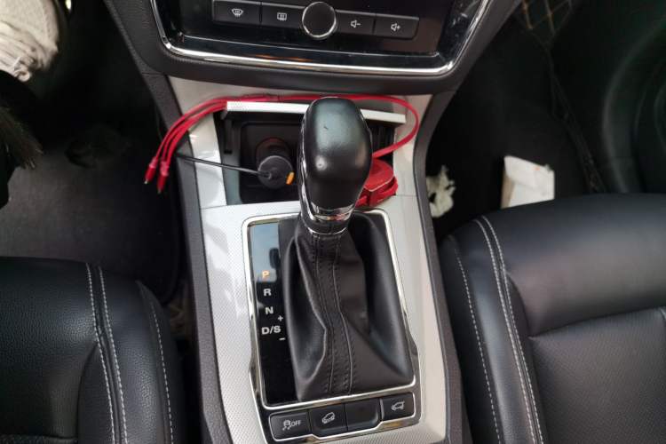 Used Roewe RX5 2018 20T Two-Wheel Drive Automatic Internet Smart Edition Gear Lever
