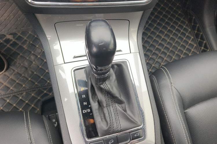 Used Roewe RX5 2018 20T Two-Wheel Drive Automatic Internet Smart Edition Gear Lever