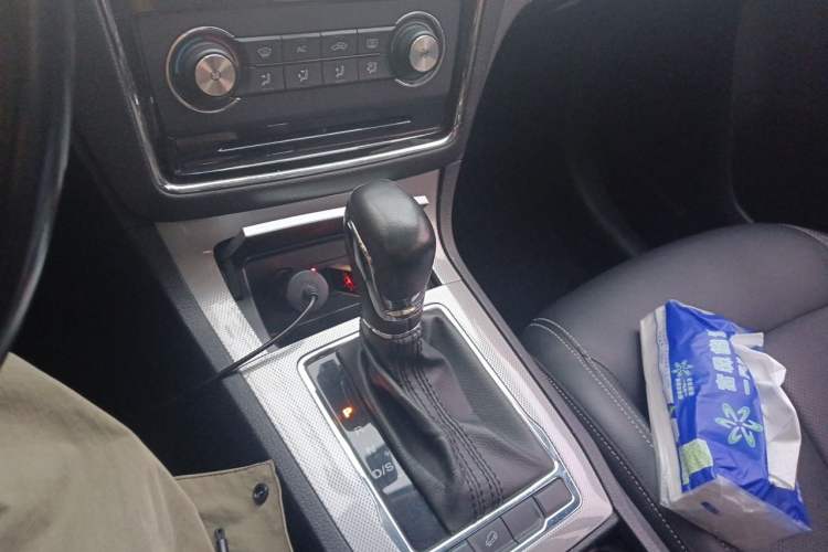 Used Roewe RX5 2018 20T Two-Wheel Drive Automatic Flagship Edition Gear Lever