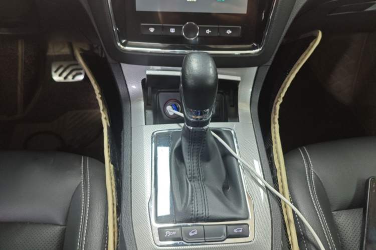 Used Roewe RX5 2018 30T Two-Wheel Drive Automatic Internet Platinum Edition Gear Lever