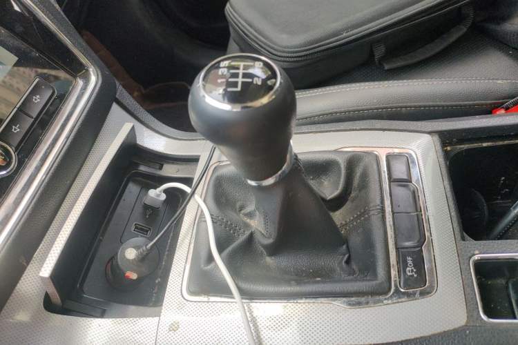 Used Roewe RX5 2018 20T Two-Wheel Drive Manual Internet Smart Edition Gear Lever