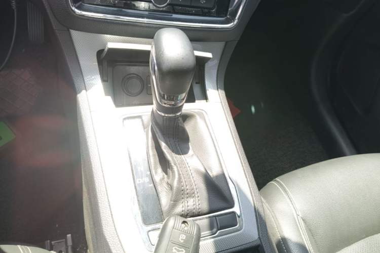Used Roewe RX5 2018 20T Two-Wheel Drive Automatic Internet Smart Edition Gear Lever